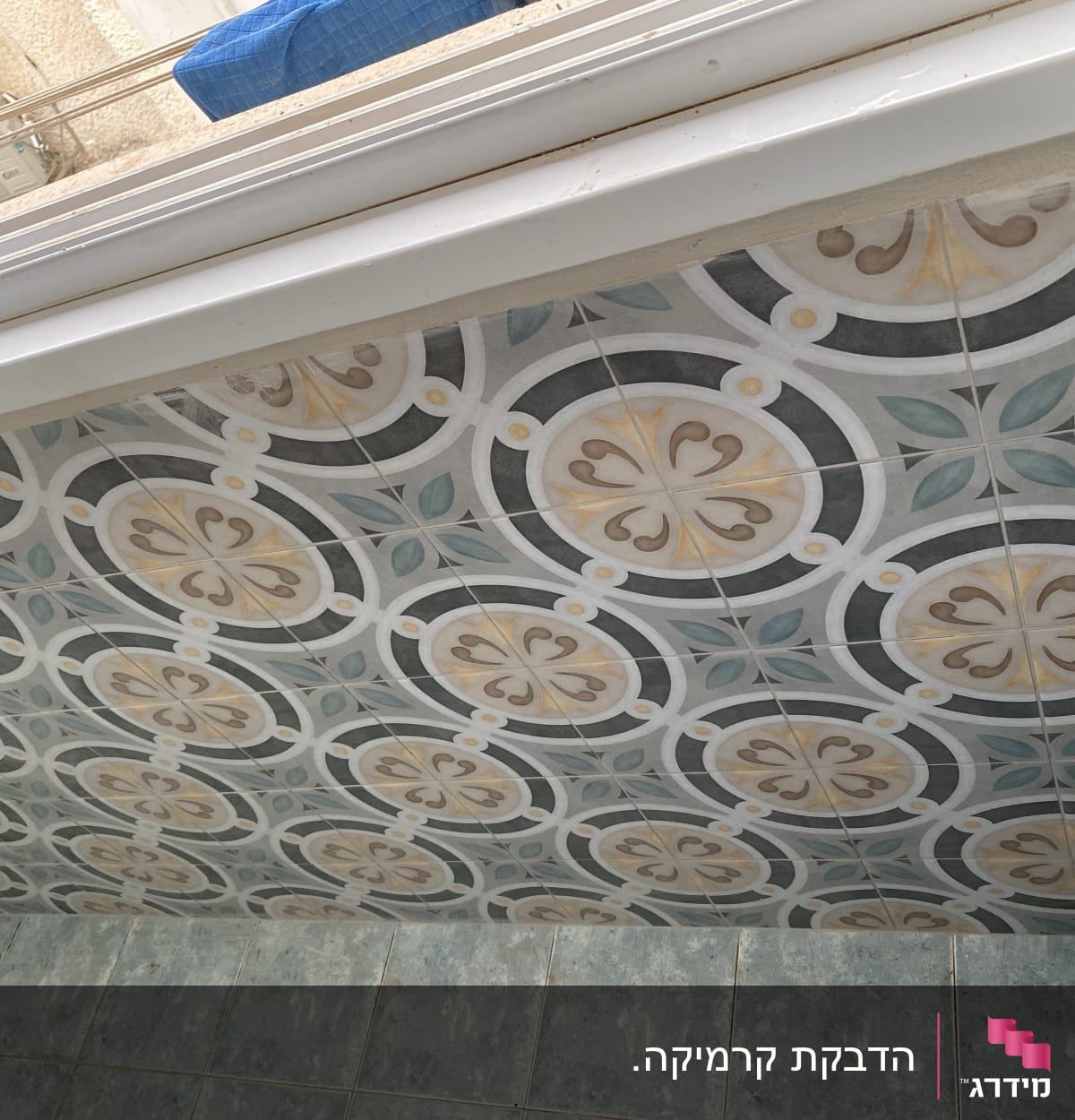 אריחים מעוצבים בצבעים שונים על קיר